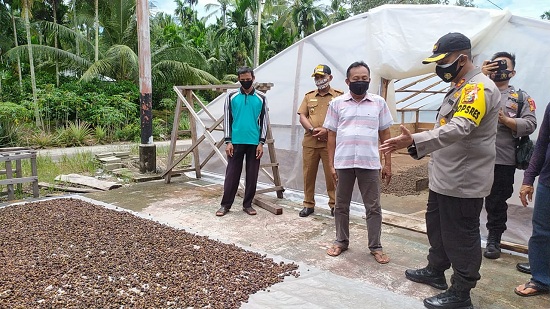 Polres Meranti Turun Tangan Bantu Bisnis Petani Kopi Liberika